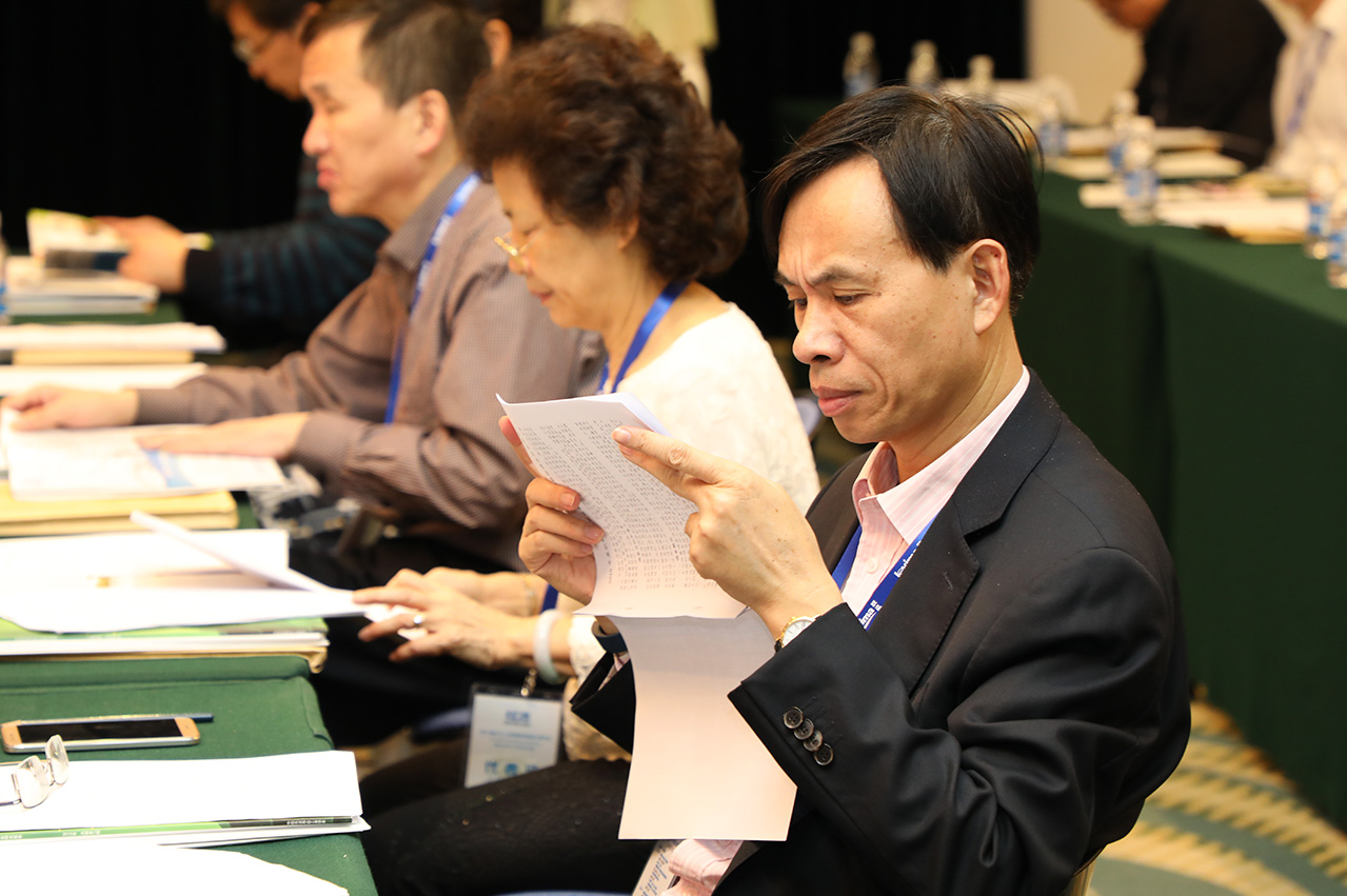 認真研讀會議資料。