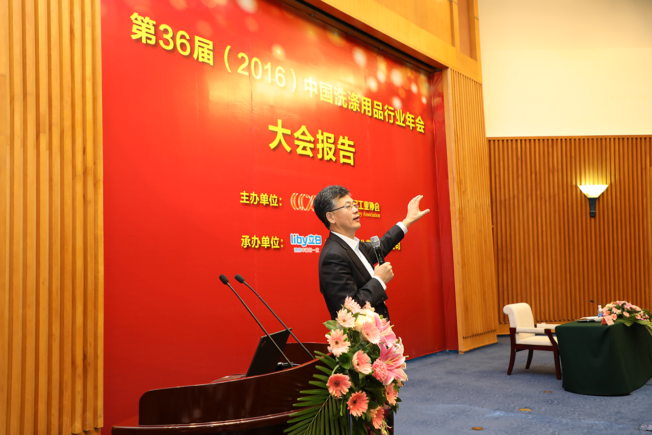 中國商業聯合會副會長王耀從市場角度分析了2016年中國經濟走勢。