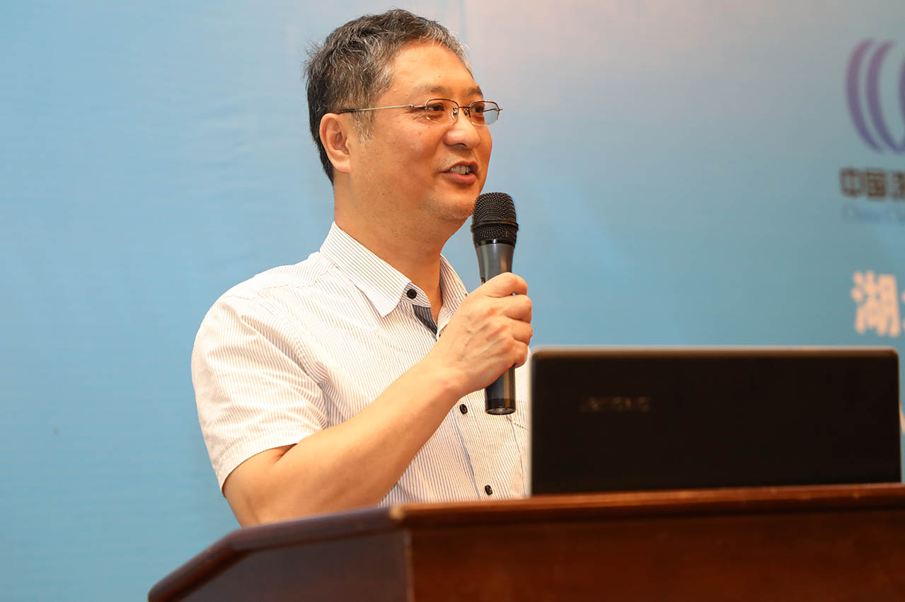 國家洗滌用品質量監督檢驗中心姚晨之主任介紹國內外表面活性劑和洗滌用品行業標準現狀。