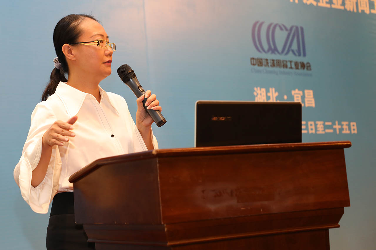 中國洗協理事長助理張燕演講的題目是《新聞撰寫及輿論危機應對管理》。